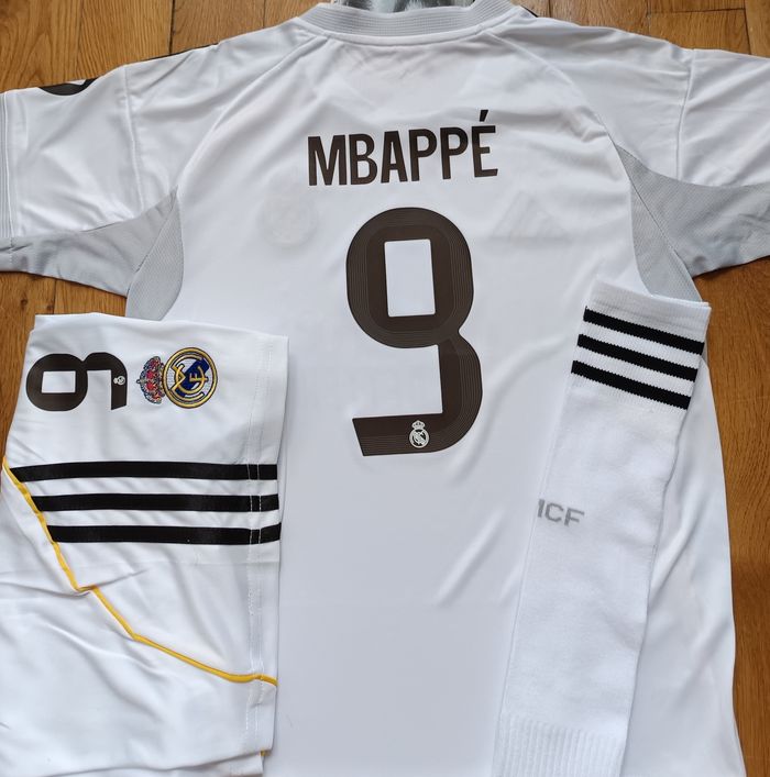 MAILLOT FOOTBALL ENFANT RÉAL MADRID taille 10 ans ( 130-140 cm)