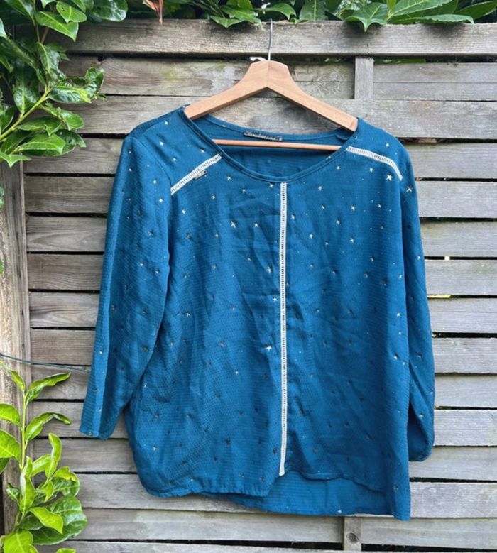 Superbe blouse de la marque Le Monde est à Vous, taille 40, en très bon état (TBE). - photo numéro 2
