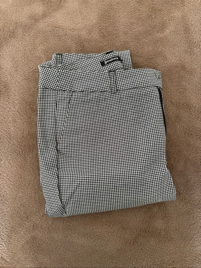 Pantalon à carreaux noir et blanc stradivarius femme taille 34 en très bon état. - photo numéro 2