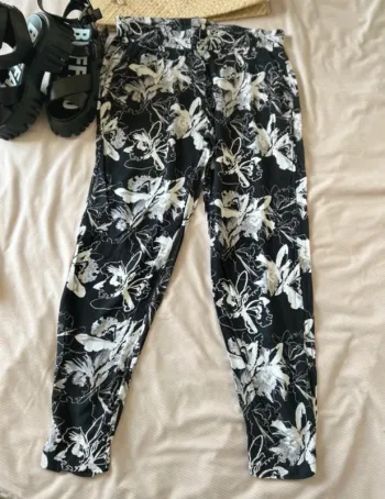 Pantalon  fleurie noir et blanc taille M léger