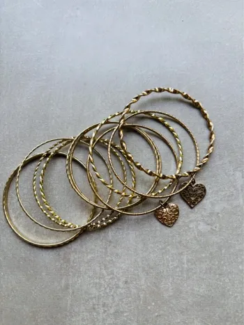 Lot 10 bracelets fantaisie breloques cœurs dorés