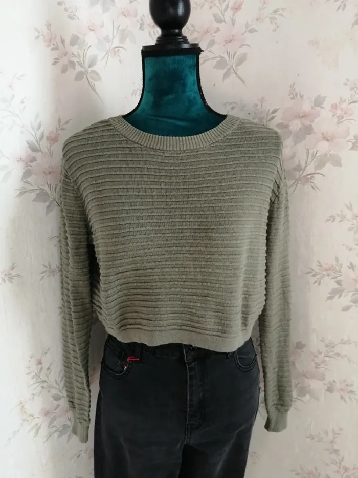 Pull crop top kaki avec lignes en relief / divided / (S) - photo numéro 3