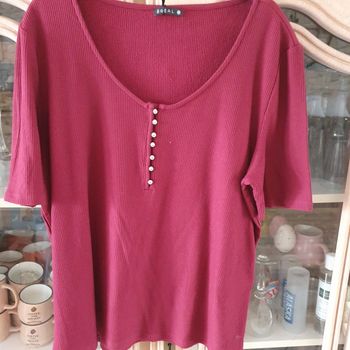 Très joli hait couleur bordeaux avec petits boutons taille XXL breal