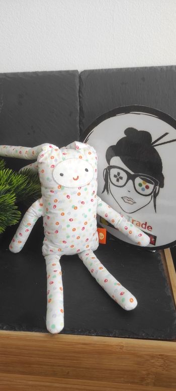 Lapin dpam doudou Du Pareil Au Même blanc pois peluche rouge orange vert gris