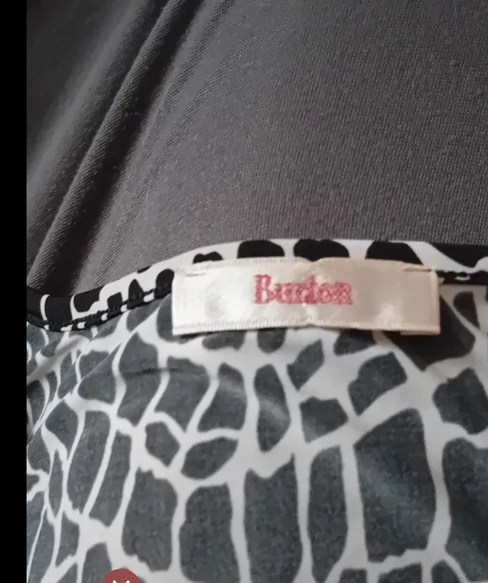 Très joli petit pull imprimé Burton taille 36 en très bon état - photo numéro 3