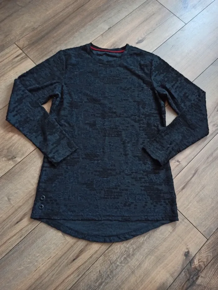 Pull noir coupe arrondie en bas manches longues L