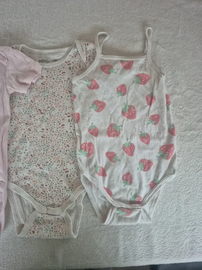 Lot 3 bodies manches courtes / bretelles 18 mois