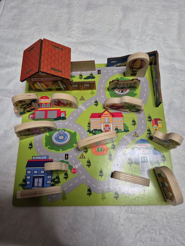 Circuit en bois + 11 figurines en bois - photo numéro 2