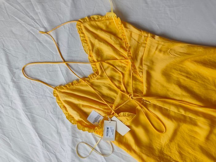 Robe satiné jaune maje neuve - photo numéro 5