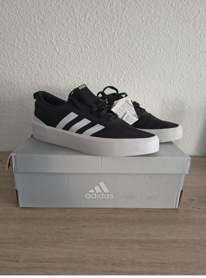 Chaussures baskets sneakers Adidas basse Homme FUTUREVULC noir blanche neuves taille 46