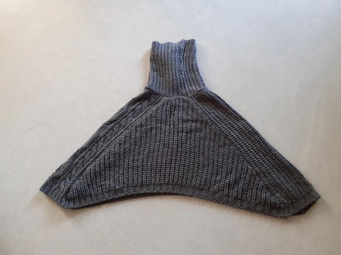 Poncho gris, col roulé