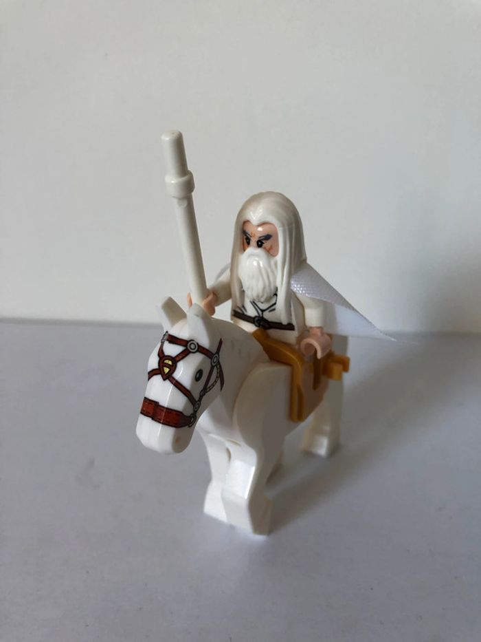 Figurine type lego Gandalf le mage blanc à cheval. le seigneur des anneaux