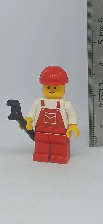 Homme cotte rouge avec clé lego