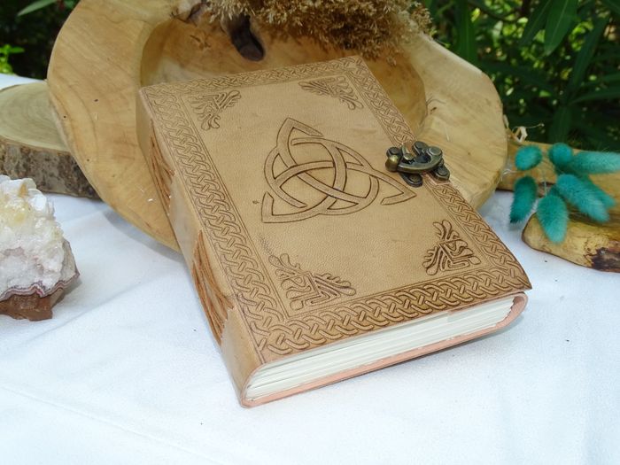 Grimoire cuir beige triquetra