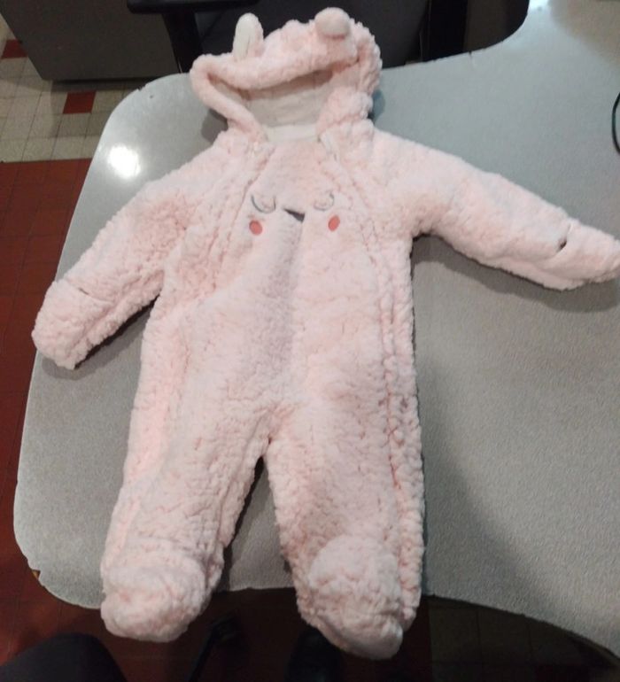 Manteau avec gants et protège pied, plus des oreilles sur la capuche