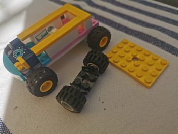 Lot de pièces détachées Légo et 6 roues avec pneus