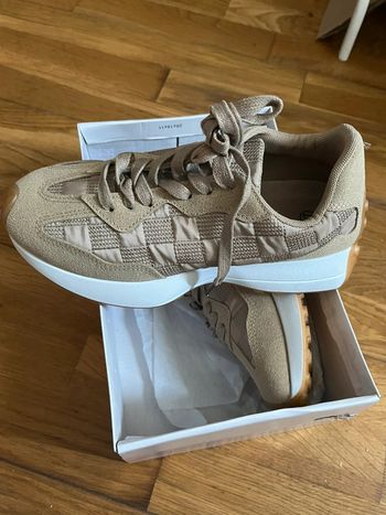 Baskets neuves beige p.37
