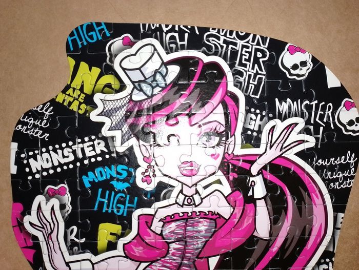 Puzzle boite caveau Monster high fluorescent draculaura
clémentoni complet - photo numéro 3
