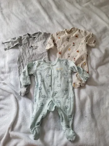 3 pyjamas leger