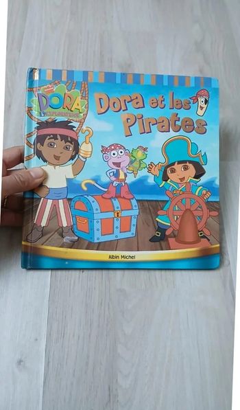 Livre dora et les pirates