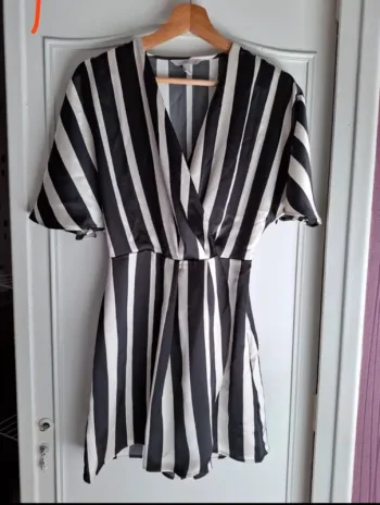 Robe courte à rayures