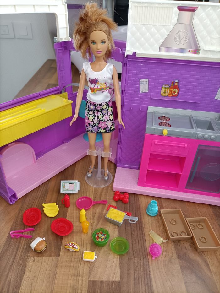 Camion foodtruck avec 1 barbie et alimentation - photo numéro 3