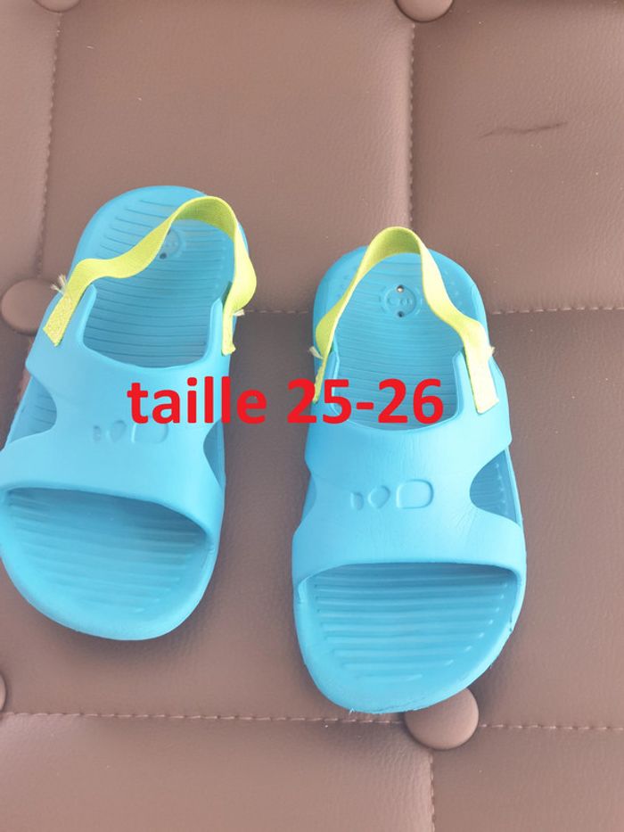 une paire chaussure taille 25-26 bleu tong plage piscine