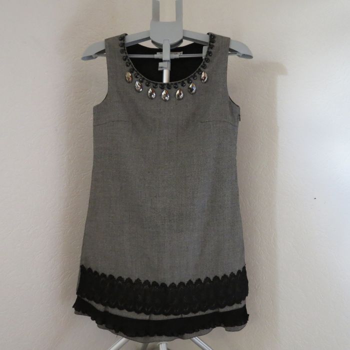 Robe sans manches JAUNE ROUGE – Style élégant & détails bijoux - photo numéro 3