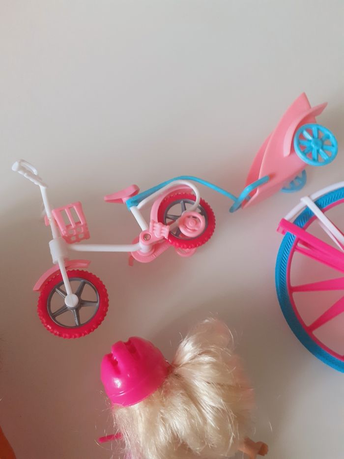 Barbie en compagnie avec son vélo - photo numéro 4