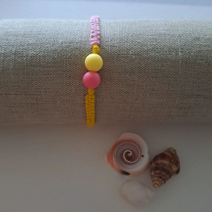 (Réduction) Bracelet avec perles jaunes et fuchsia