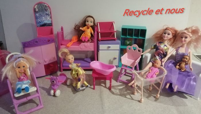 Lot poupée mannequin plus meubles