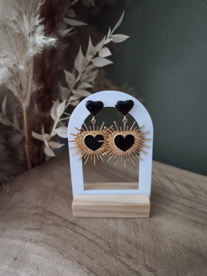 Paire de boucles d'oreilles coeur noir pendantes ex voto rayonnant