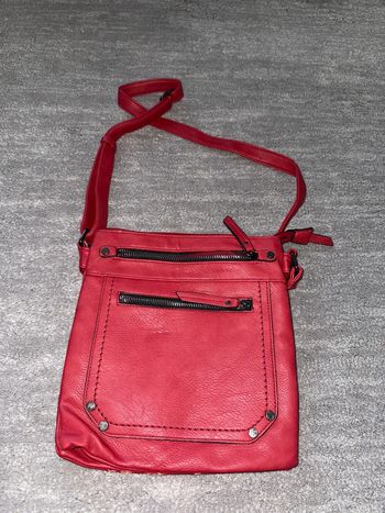 Sac a bandouliere rouge bonne etat