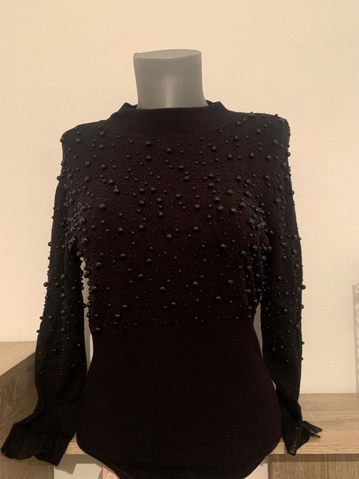 pull noir avec perles