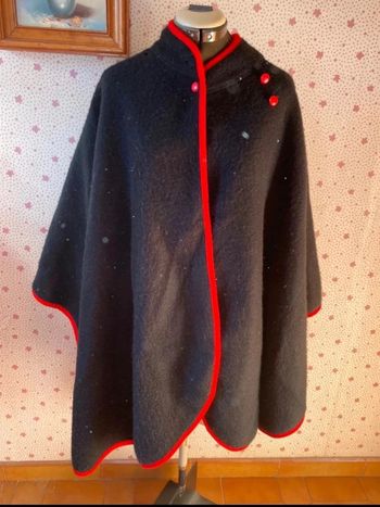 Cape noire et rouge
