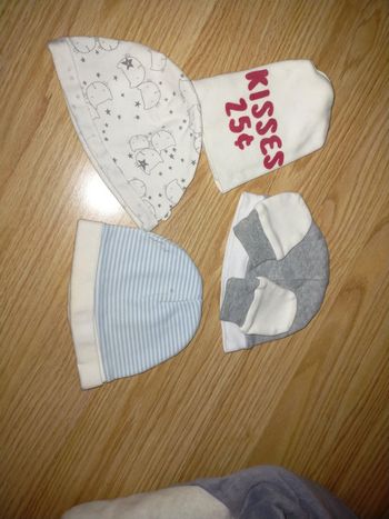 Lot petits bonnets et gants