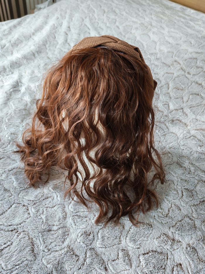 Serre tête avec demi perruque chatain ondulé synthétique - photo numéro 8