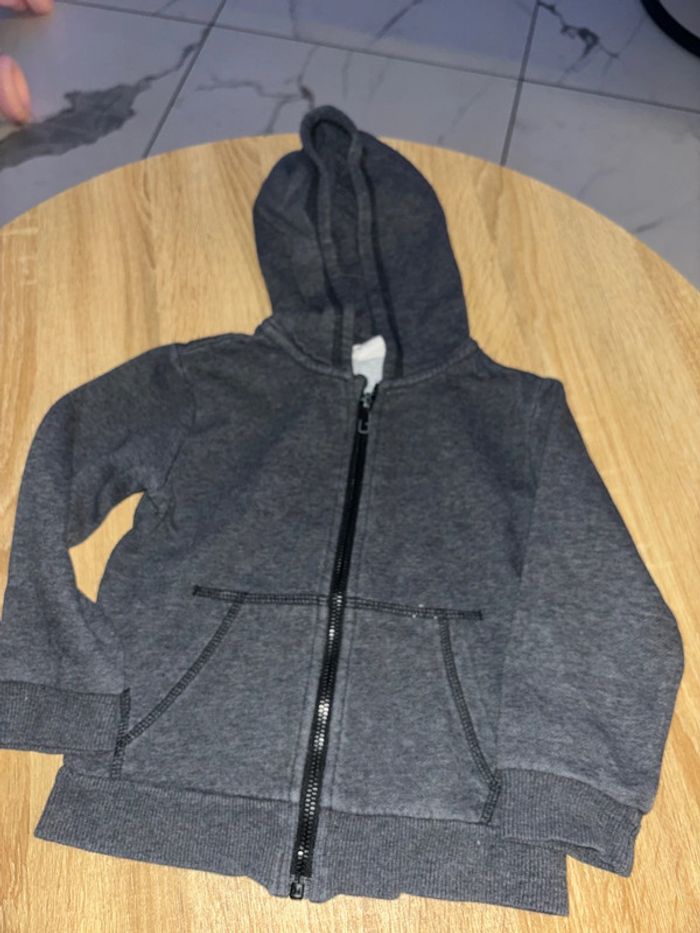 Veste gilet gris garçon. H&m taille 2 ans en bon état général