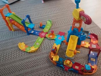 Circuit tut tut bolide avec voitures