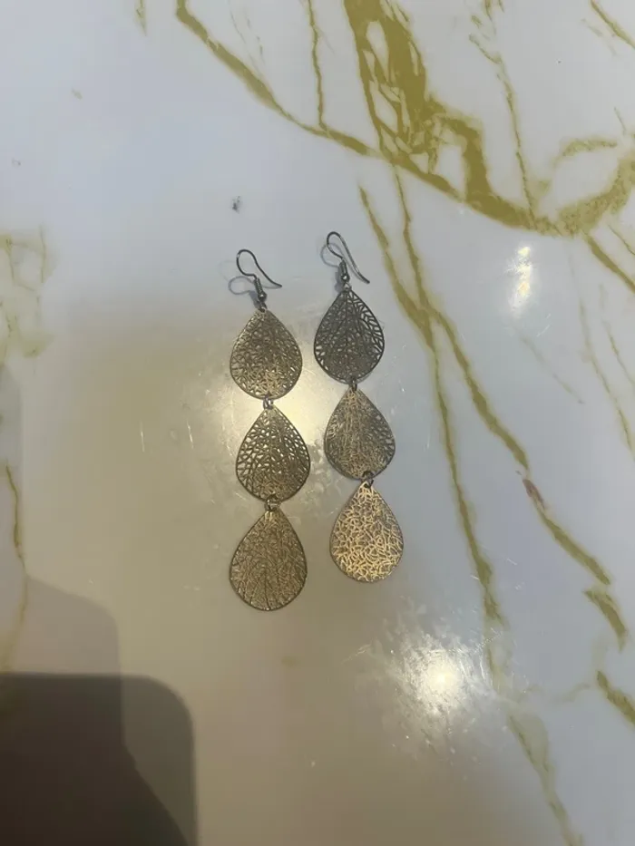 Boucle pendante dorée