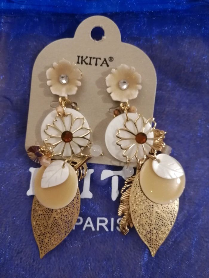 Boucles d'oreilles fantaisies tons beige/blanc
