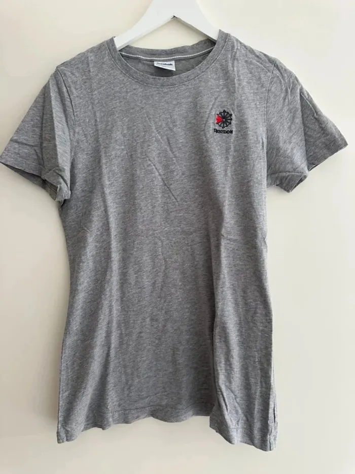 Tshirt gris reebok femme taille M , très bon état - photo numéro 2