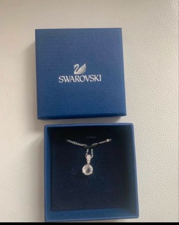 Jolie pendentif de la marque Swarovski