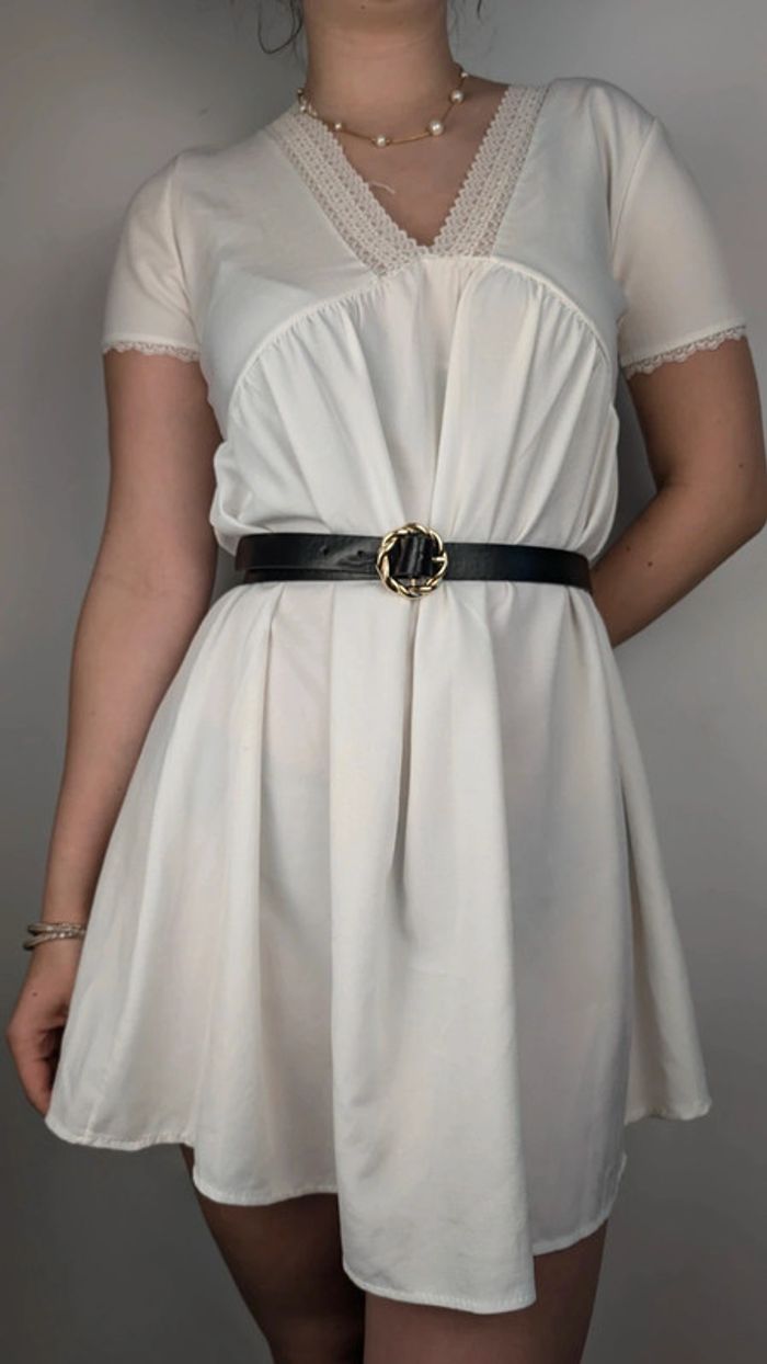 Robe blanche décolletée - photo numéro 2