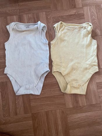 Lot de 2 body sans manches crème et jaune taille 6 mois Primark