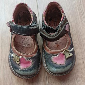 chaussures noires fermeture a scratch en cuir Eram pointure 24
