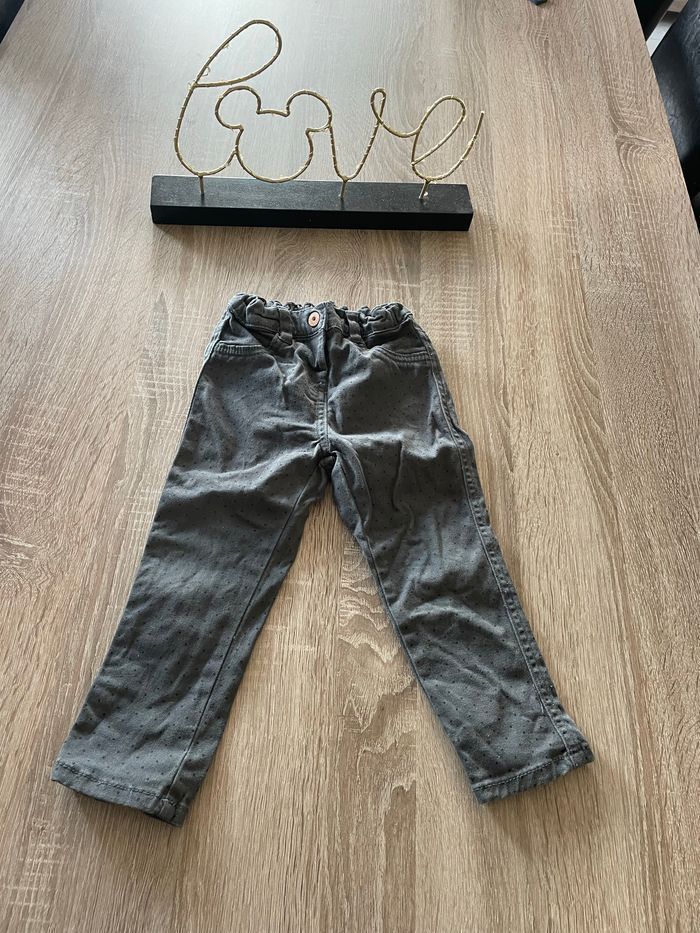 Très jolie pantalon gris à pois taille 24 mois kiabi