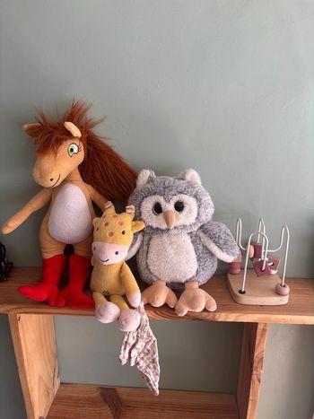 Lot peluches et jouets bois fille