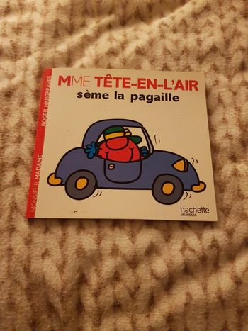 Madame tête en l'air seme la pagaille