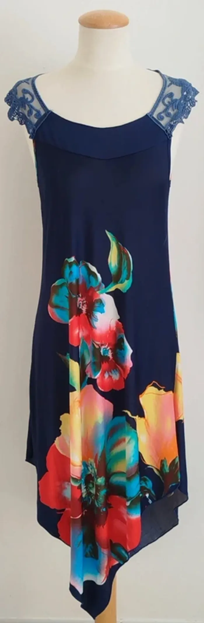 Jolie robe bleue fluide motif fleurie Cosmoda taille 38 - photo numéro 2